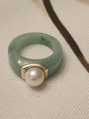 Cultured Pearl and Jade Ring with 14kt Yellow Gold. Size 7